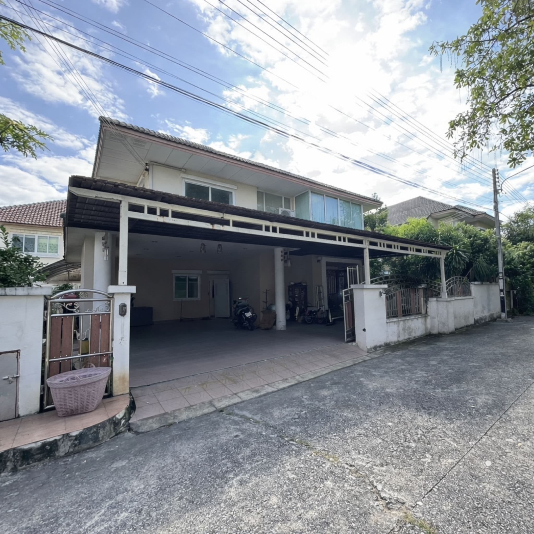 บ้านสองชั้นในย่านชานเมือง.png