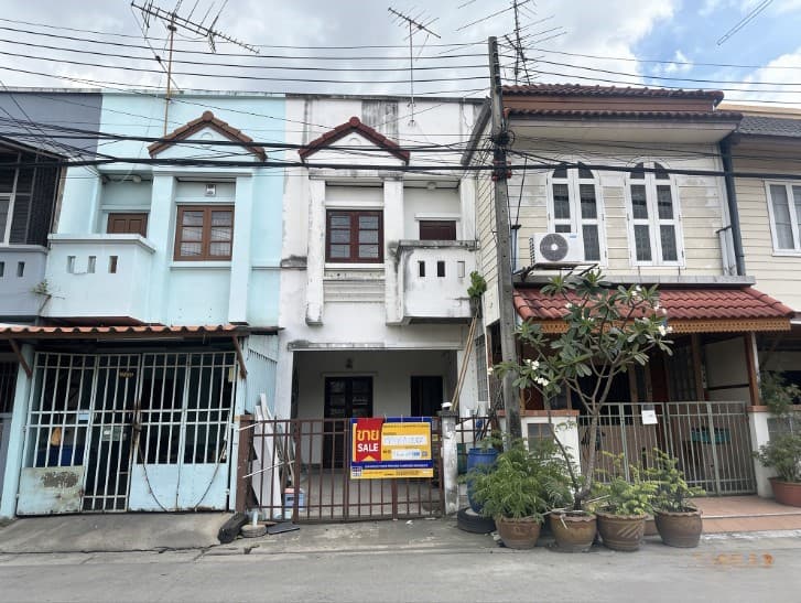 freepik__photo-a-row-of-old-narrow-townhouses-with-a-for-sa__17603.jpeg