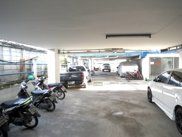 ลานจอดรถ.jpg